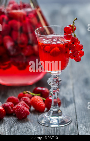 Likör von Waldbeeren Stockfoto