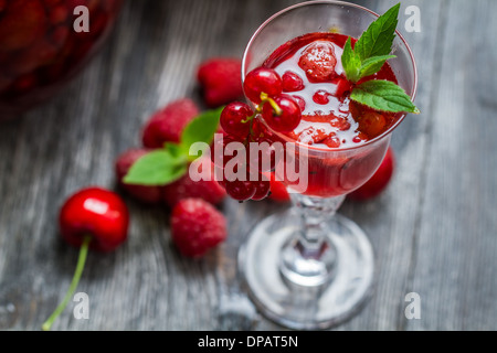 Nahaufnahme der Likör von frischen Waldbeeren und Minze Stockfoto