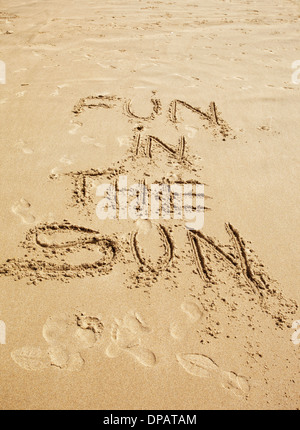 Nachricht oder Gruß in Sand am Strand geschrieben Stockfoto