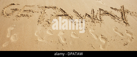 Nachricht oder Gruß in Sand am Strand geschrieben Stockfoto