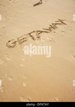 Nachricht oder Gruß in Sand am Strand geschrieben Stockfoto