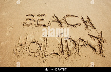 Nachricht oder Gruß in Sand am Strand geschrieben Stockfoto