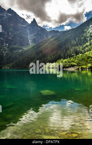 Kristallklaren Bergsee und Rocky mountains Stockfoto
