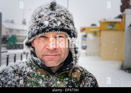 Porträt des Mannes außerhalb im Winter Schneesturm. Stockfoto