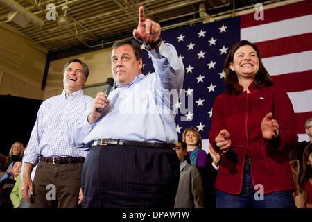 8. Januar 2014 - (Foto) - New Jerseys Gouverneur Chris Christie, die frühen Vorreiter für den republikanischen Präsidentschaftskandidaten 2016 ist Kritik konfrontiert, nachdem e-Mails angeblich zeigen, dass seine Helfer verschworen, um einen Stau auf der George Washington Brücke als Rache Plot gegen die Stadt von einem Bürgermeister zu schaffen, die einen politischen Gegner war. Bild: 8. Januar 2012 - Exeter, New Hampshire, Vereinigte Staaten - New Jersey Gouverneur CHRIS CHRISTIE, mit US-Senator KELLY AYOTTE (R-N. (H.), liefert seine Billigung Rede für den ehemaligen Gouverneur von Massachusetts und republikanischen Präsidentschaftskandidaten MITT ROMNEY in einem camp Stockfoto