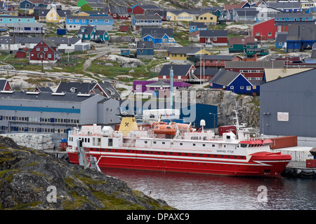 Coastal ferry Sarfaq Ittuk im Hafen und farbenfrohen Gebäuden von Ilulissat Westgrönland Stockfoto
