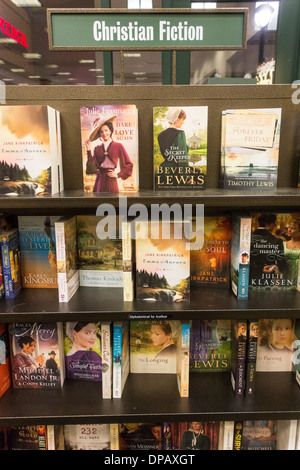 Christlichen Fiction Bücher in den Regalen, Barnes &amp; Noble, USA Stockfoto