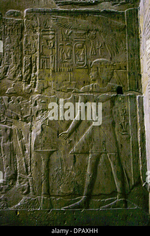 Hieroglyphen auf Wand der Karnak-Tempel in Luxor, Ägypten. Stockfoto
