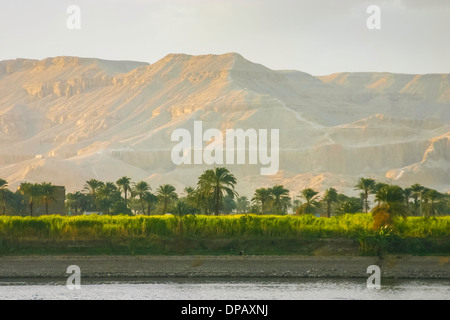 Blick vom Ostufer des Nils in der Nähe von Luxor, Ägypten. Stockfoto