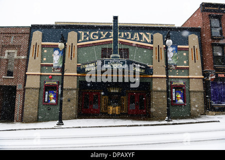 Die ägyptischen Theater auf der Main Street während eines Schneesturms. Stockfoto