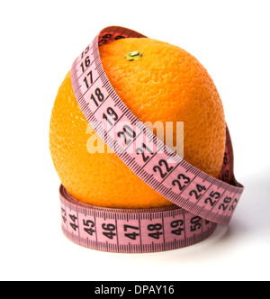 Maßband um die orange isoliert auf weißem Hintergrund gewickelt Stockfoto