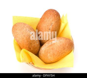 frische warme Brötchen im Brotkorb isoliert auf weißem Hintergrund Stockfoto