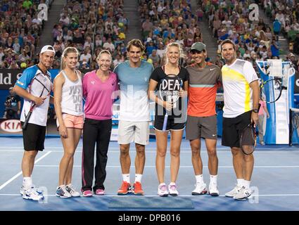 Melbourne, Australien. 11. Januar 2014. (L-R) Lleyton Hewitt von Australien, Eugenie Bouchard von Kanada, Samantha Stosur aus Australien, Roger Federer der Schweiz, Victoria Azarenka aus Weißrussland, Rafael Nadal aus Spanien und Patrick Rafter Australiens posieren für Fotos während der Kids Day-Exhibition-Match vor den Australian Open Tennis-Turnier in Melbourne, Australien, 11. Januar 2014. Bildnachweis: Bai Xue/Xinhua/Alamy Live-Nachrichten Stockfoto