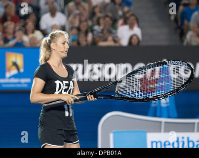 Melbourne, Australien. 11. Januar 2014. Victoria Azarenka aus Weißrussland gibt den Ball mit einem riesigen Schläger während der Kids Day-Exhibition-Match vor den Australian Open Tennis-Turnier in Melbourne, Australien, 11. Januar 2014 zurück. Bildnachweis: Bai Xue/Xinhua/Alamy Live-Nachrichten Stockfoto