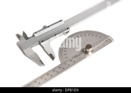 Vernier-Bremssattel und Winkelmesser isoliert auf weiss Stockfoto