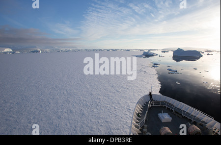 Kreuzfahrtschiff durchbrechen Eis in der Antarktis Stockfoto