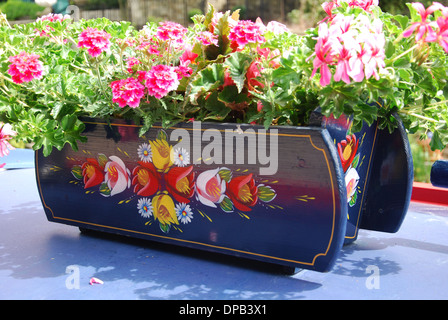 Blumenkasten auf schmalen Boot auf Kennet & Avon Canal Bath, Großbritannien Stockfoto