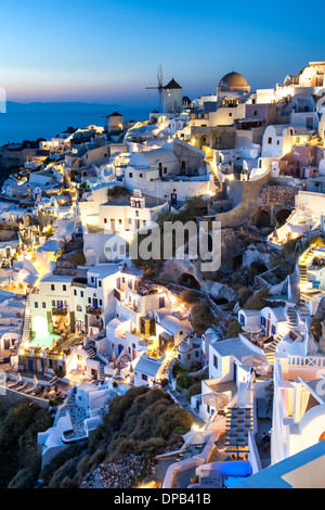 Häuser im Dorf Oia auf der griechischen Insel Santorin. Stockfoto