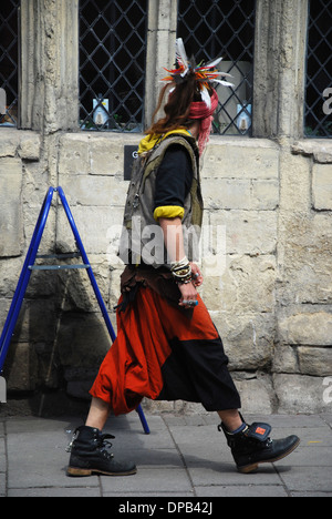 bunte Menschen in Glastonbury High Street, Somerset UK Stockfoto