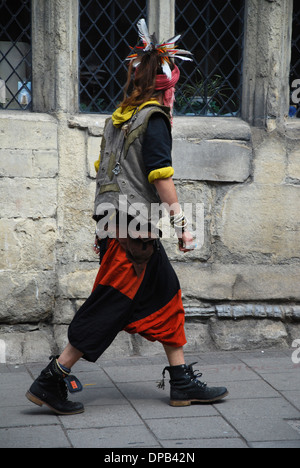 bunte Menschen in Glastonbury High Street, Somerset UK Stockfoto