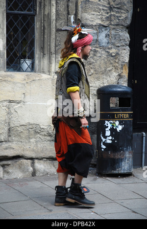 bunte Menschen in Glastonbury High Street, Somerset UK Stockfoto