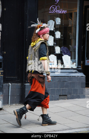 bunte Menschen in Glastonbury High Street, Somerset UK Stockfoto