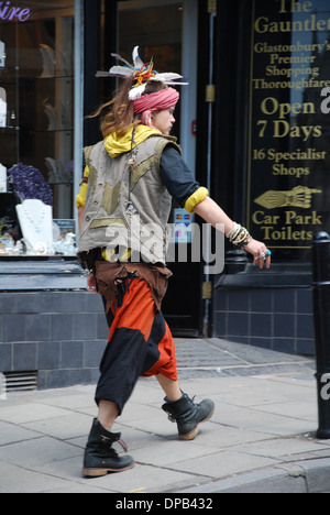 bunte Menschen in Glastonbury High Street, Somerset UK Stockfoto