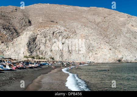Perissa Beach und Messavouno Berg auf der griechischen Insel Santorin. Stockfoto