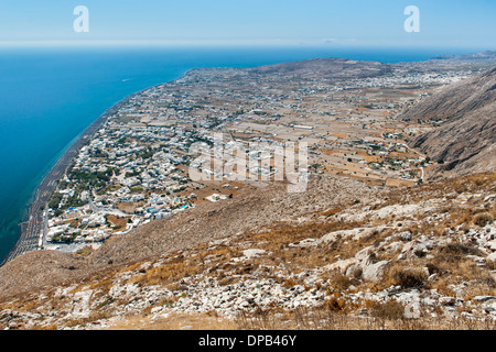 Blick vom Messavouno Mountain auf den Strand und Dorf von Perissa und Bereich der Perivolos auf der griechischen Insel Santorin. Stockfoto