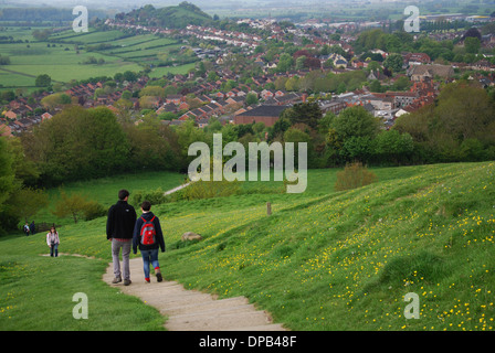 Besucher klettern Glastonbury Tor, Somerset, Vereinigtes Königreich Stockfoto