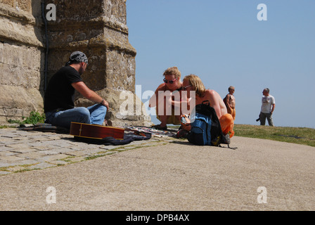 Menschen auf Glastonbury Tor in Somerset, Großbritannien Stockfoto