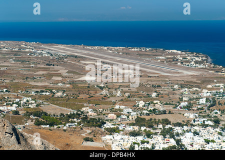 Blick auf den Flughafen und das Dorf Kamari auf der griechischen Insel Santorin. Stockfoto