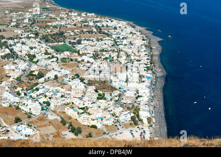 Blick auf das Dorf und Strand von Kamari auf der griechischen Insel Santorin. Stockfoto