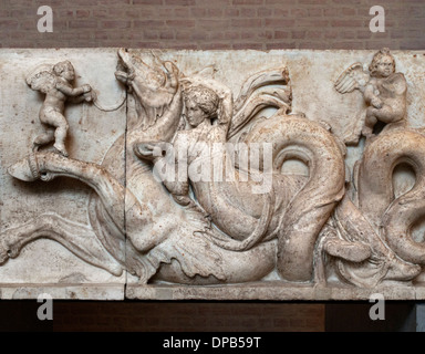 Altar Domitius Ahenobarbus oder Statue Base von Marcus Antonius Meer Unterbewusstseins Hochzeit Poseidon Amphitrite 2 Jahrhundert BC griechische römische Stockfoto