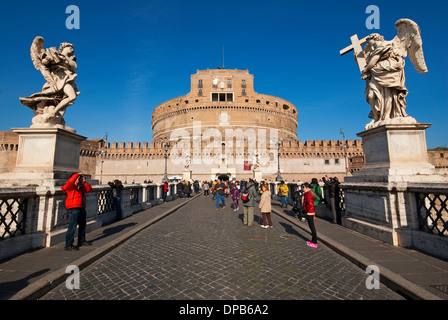 Castel Sant'Angelo (Mausoleum des Hadrian) von Sant'Angelo Brücke, Ponte Sant'Angelo, über den Fluss Tiber, Rom, Italien Stockfoto