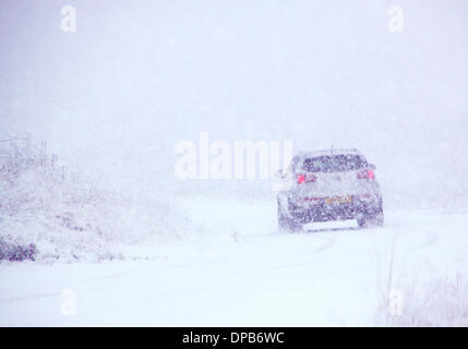 Campsie Fells oben Lennoxtown, Glasgow, Schottland, Großbritannien. 11. Januar 2014. UK-Wetter. Erste Schnee der Saison fällt auf Campsie Fells oben Lennoxtown Glasgow Credit: ALAN OLIVER/Alamy Live News Stockfoto