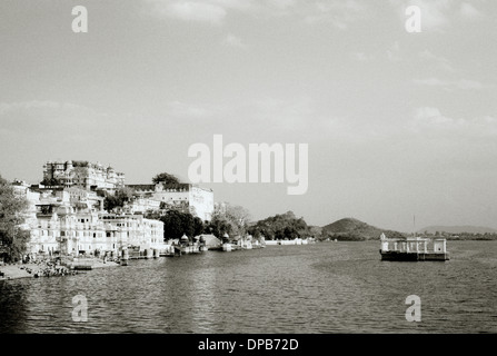 Blick auf Lake Pichola, City Palace in Udaipur in Rajasthan in Indien in Südasien. Wanderlust Eskapismus Schönheit Reiselandschaft Stockfoto