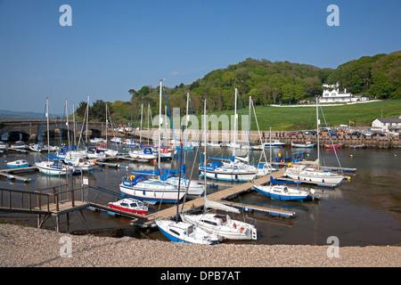 Yachten ankern im Hafen von Axmouth, Devon Stockfoto