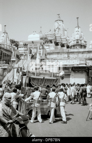 Ein Festival vor dem Jagdish Tempel in Udaipur in Rajasthan in Indien in Südasien Stockfoto