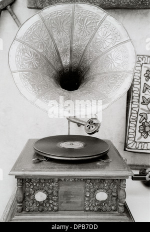 Still Life Fotografie - Altmodische Schallplatte Spieler in Udaipur in Rajasthan in Indien in Südasien. Musik Lautsprecher Stockfoto
