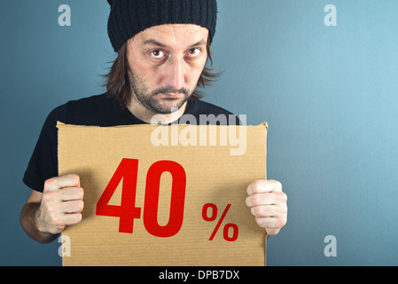 Mann hält Pappe mit vierzig Prozent Umsatz Händlerpreis. Konsum Einzelhandel Shop-Konzept, Förderung. Stockfoto