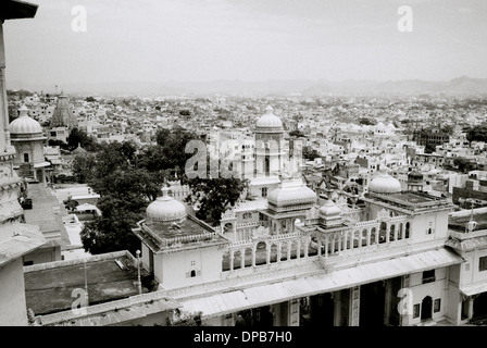 Ein Blick über Udaipur von City Palace in Udaipur in Rajasthan in Indien in Südasien. Stadtbild indische Travel Vista Fernweh Eskapismus Stockfoto