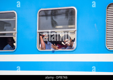 Junge Männer fahren die s-Bahn, Colombo, Sri Lanka Stockfoto