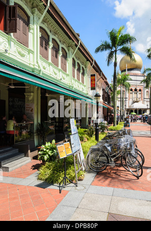 Fußgängerzone nur ein Teil des Bussorah St und der Masjid Sultan in Kampong Glam, Singapur Stockfoto