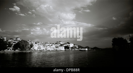 Blick auf Lake Pichola, City Palace in Udaipur in Rajasthan in Indien in Südasien. Wanderlust Eskapismus Schönheit Reiselandschaft Stockfoto