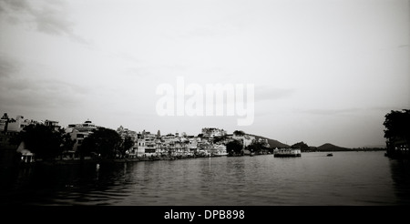 Blick auf Lake Pichola, City Palace in Udaipur in Rajasthan in Indien in Südasien. Wanderlust Eskapismus Schönheit Reiselandschaft Stockfoto