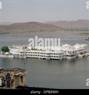 Pichola-See und das Lake Palace Hotel in Udaipur in Rajasthan in Indien in Südasien. Luxushotels Reichtum Geschichte Reisen Wanderlust Eskapismus Stockfoto