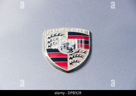 Das Emblem auf der Motorhaube ein 2-türiges Coupé Porsche 928 Stockfoto