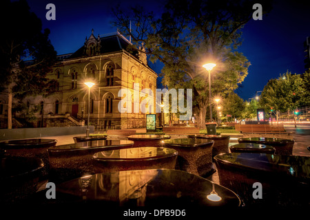 Äußere des älteren Gebäudes des South Australian Museum in Adelaide in der Nacht. Stockfoto