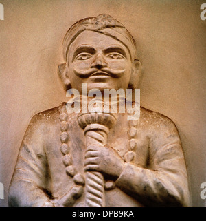 Skulptur in Udaipur in Rajasthan in Indien in Südasien. Indische Kultur Geschichte Skulptur schnitzen Mann Männlichkeit Krieger Portrait Porträt Stockfoto